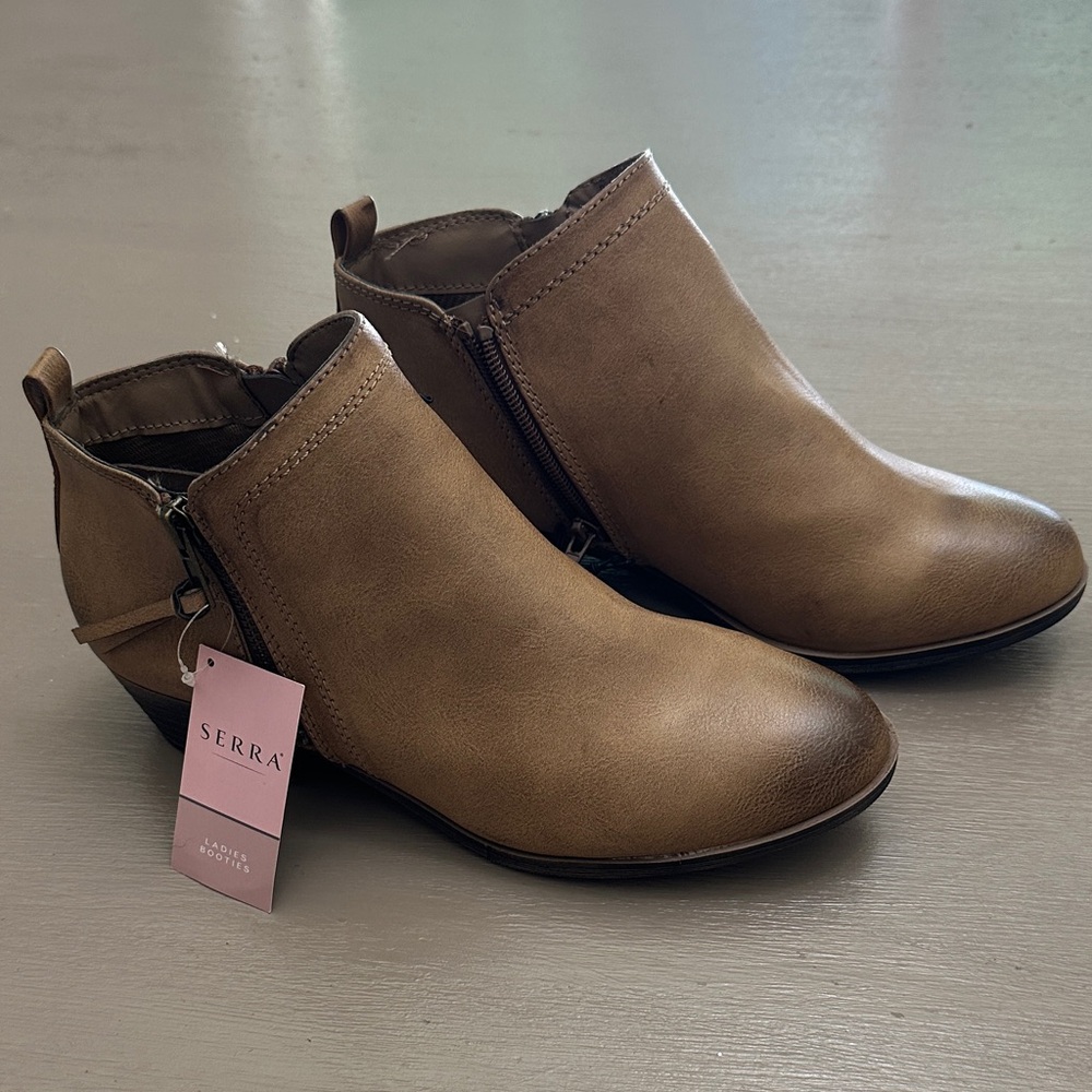 Serra Women's Tan Ankle Boots size 9 NWT